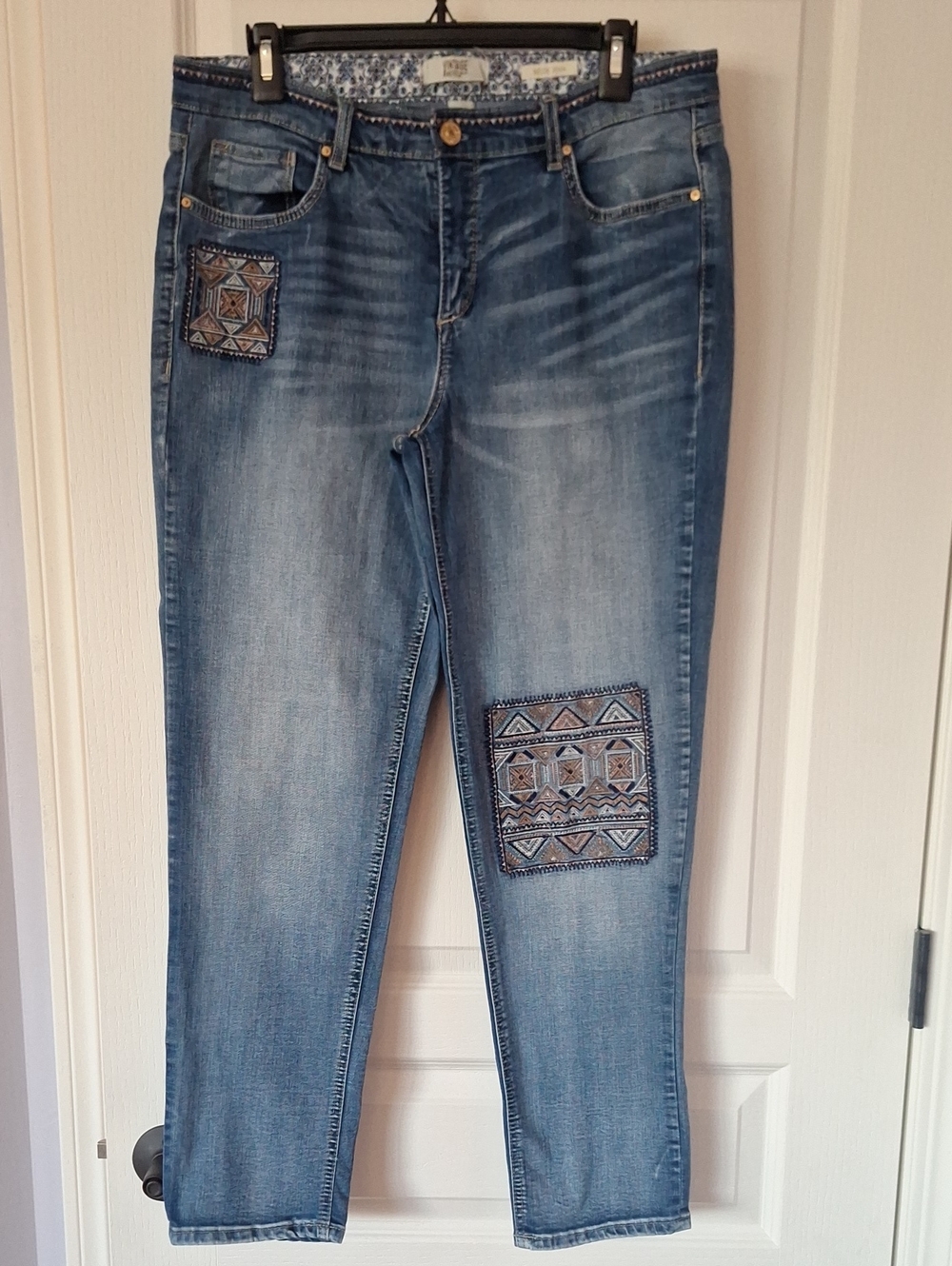 Vintage America Blue Straight-Leg Jeans with Embroidered Patchwork